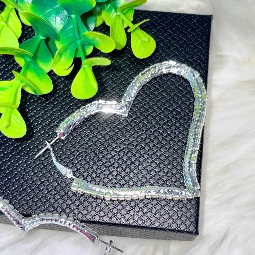 Sparkling Rhinestone‎ Heart Hoop Earrings - Picture 6 of 17
